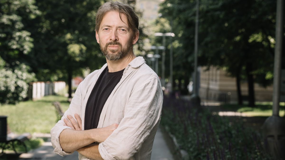 „Stěny jsou jako od žiletek.“ Čeští dobrovolníci vozí okna na Ukrajinu
